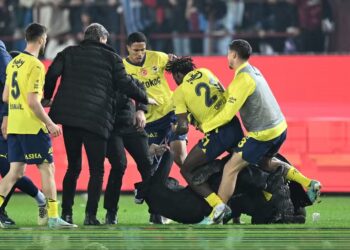 Briga no jogo entre Trabzonspor e Fenerbahçe