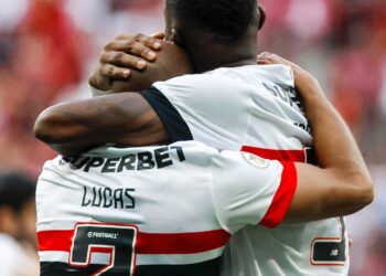 São Paulo Bate Corinthians por 3 a 1 e complica rival na luta contra o rebaixamento