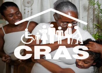 Em família, na sala de casa, mão, filha e neta