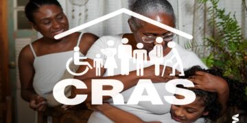 Em família, na sala de casa, mão, filha e neta