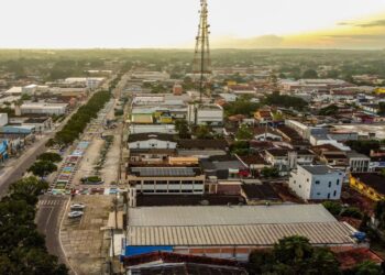 Imagem da cidade de Capanema, mostra uma avenida com arvores e casas
