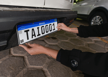 Comissão da Câmara aprova proposta que pode trazer cidade e estado para placas de veículos