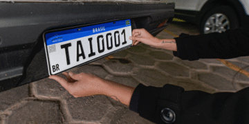 Comissão da Câmara aprova proposta que pode trazer cidade e estado para placas de veículos